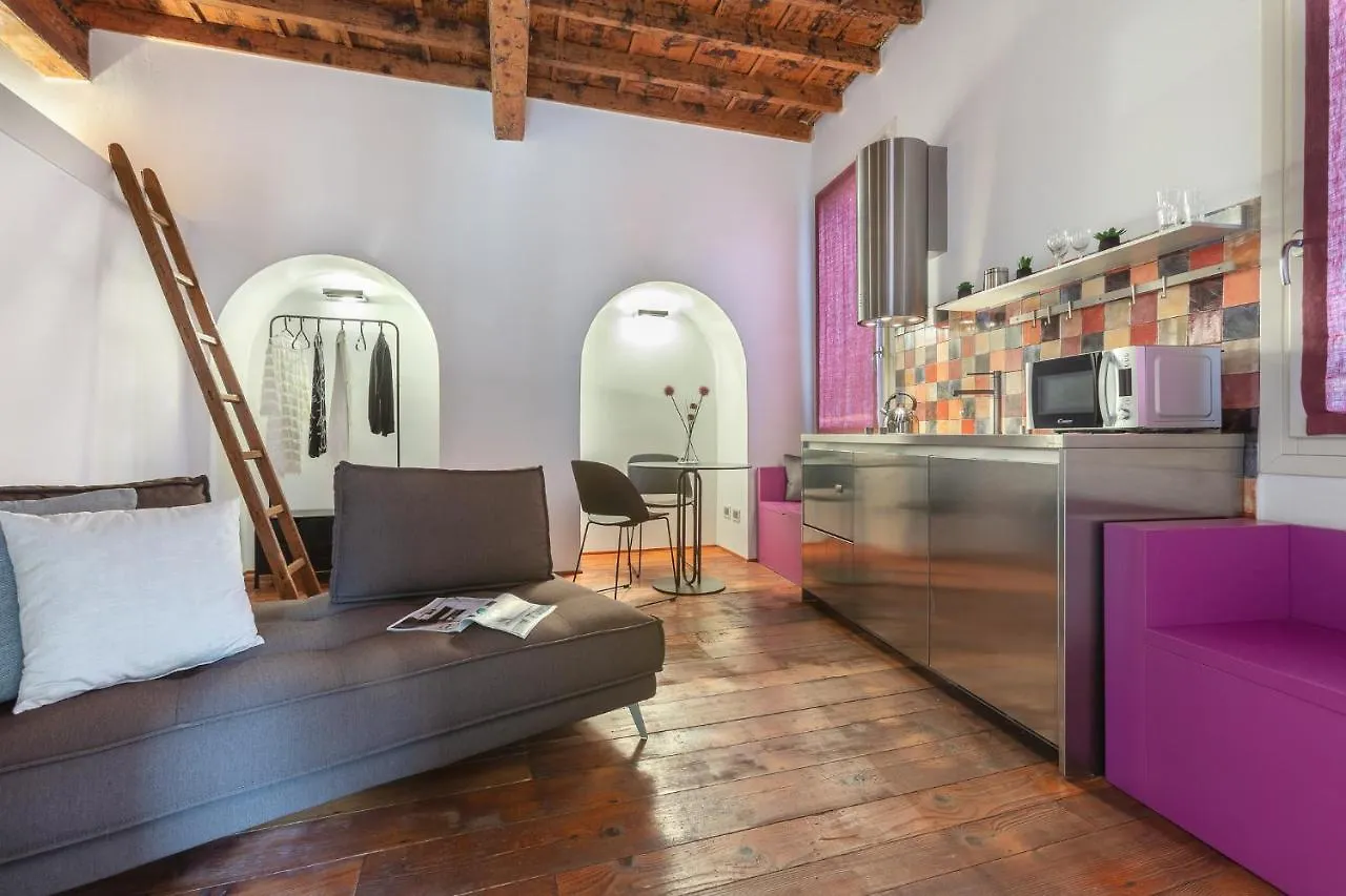 Ferrara Center Apartment X3 contacts